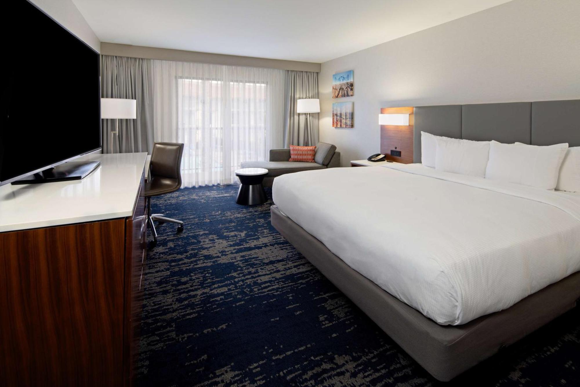Отель Doubletree By Hilton Бейкерсфилд Экстерьер фото